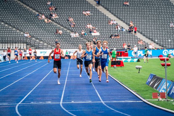 Auf der Zielgeraden: Tom Klose (TSV Bayer 04 Leverkusen), Robert Fuelle (SSV Ulm 1846), Adrian Engstler (TV Villingen), Felix Wittmann (Leichtathl.-SG Eschweiler), Rocco Martin (SG Motor Gohlis-Nord Leipzig) waehrend der deutschen Leichtathletik-Meisterschaften im Olympiastadion am 25.06.2022 in Berlin